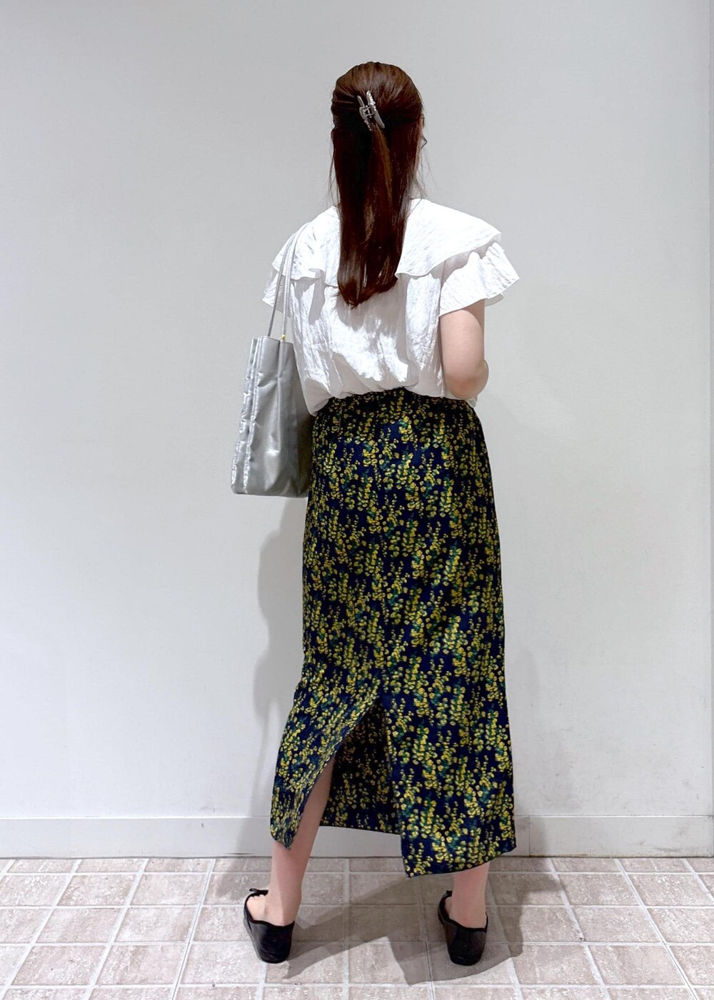 ブラック系のバレエシューズ、シルバー系のトートバッグ、ブルー系のスカートを着用したレディースの夏コーディネートの3枚目の写真