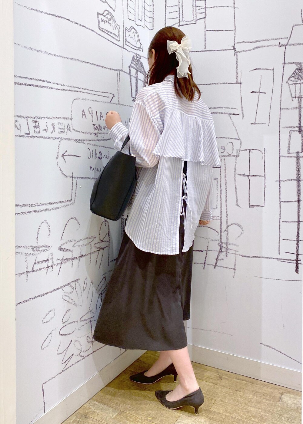 グレー系のパンプス、パープル系のシャツ/ブラウス、グレー系のワンピースを着用したレディースの春コーディネートの4枚目の写真