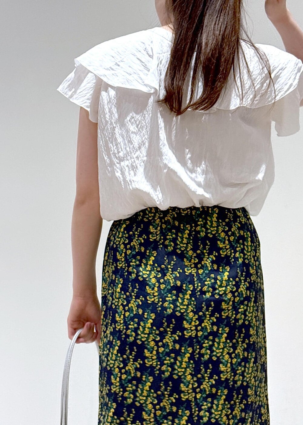 ブラック系のバレエシューズ、シルバー系のトートバッグ、ブルー系のスカートを着用したレディースの夏コーディネートの8枚目の写真