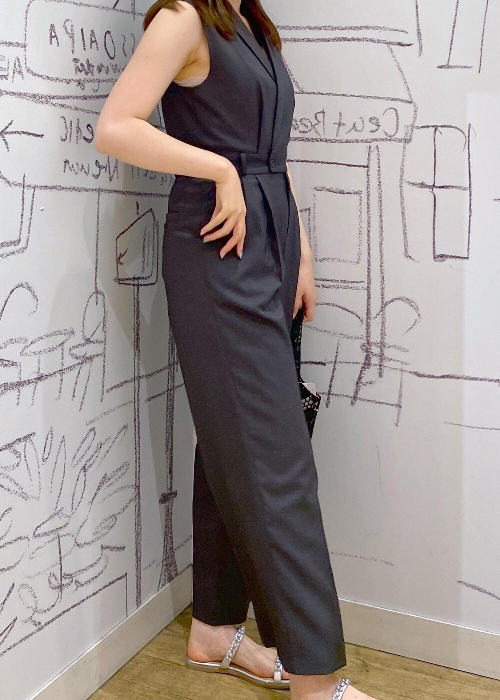 シルバー系のサンダル、ブラック系のトートバッグ、グレー系のつなぎ/オールインワンを着用したレディースの夏コーディネートの5枚目の写真