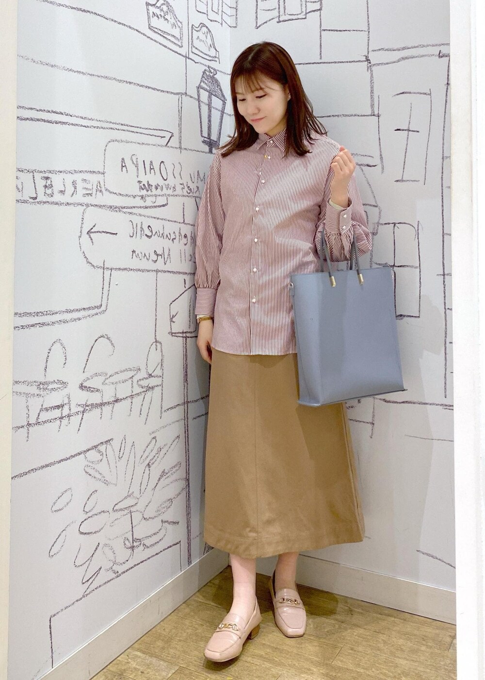 ピンク系のローファー、レッド系のシャツ/ブラウス、ベージュ系のスカートを着用したレディースの冬コーディネートの5枚目の写真