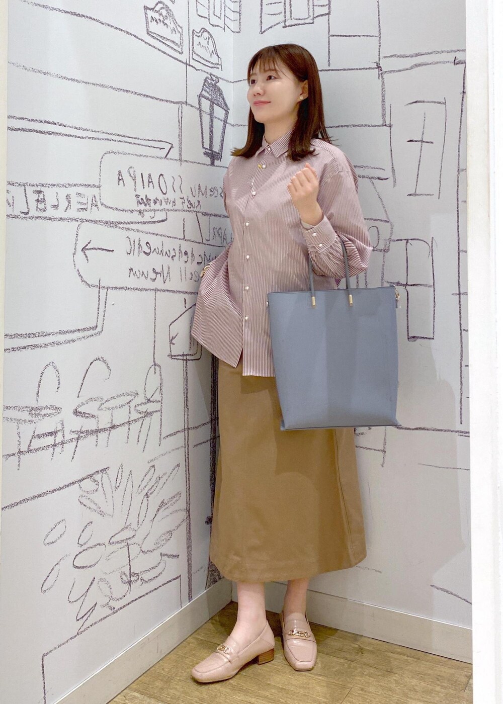 ピンク系のローファー、レッド系のシャツ/ブラウス、ベージュ系のスカートを着用したレディースの冬コーディネートの4枚目の写真