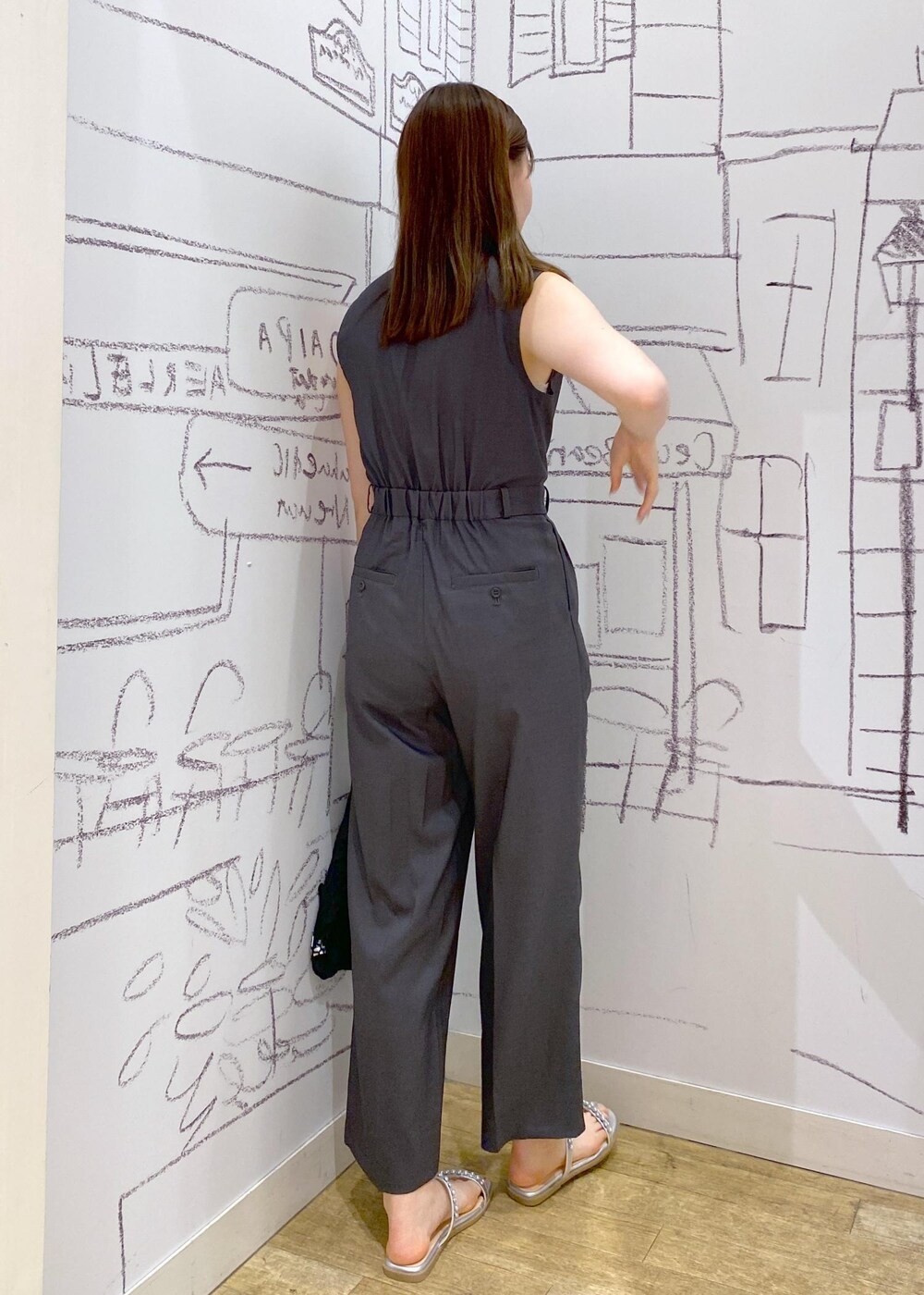 シルバー系のサンダル、ブラック系のトートバッグ、グレー系のつなぎ/オールインワンを着用したレディースの夏コーディネートの6枚目の写真