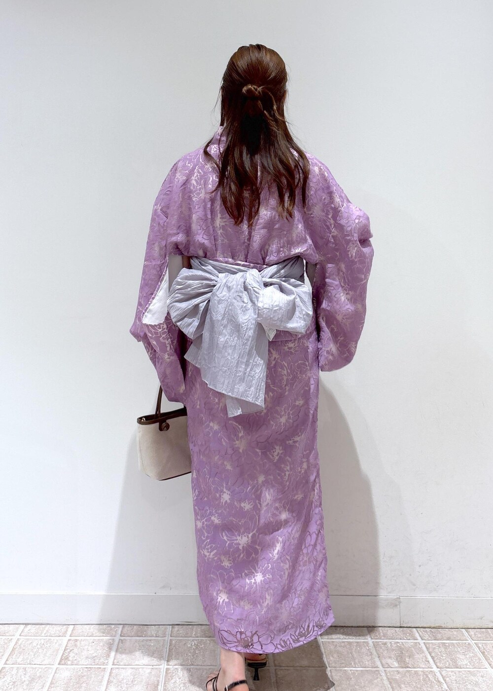 ブラック系のサンダル、ブラウン系のトートバッグ、パープル系の浴衣を着用したレディースの夏コーディネートの4枚目の写真