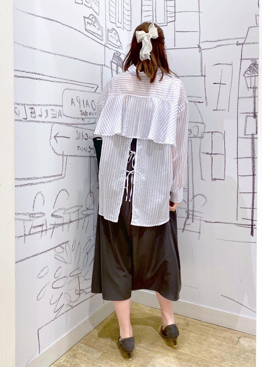 グレー系のパンプス、パープル系のシャツ/ブラウス、グレー系のワンピースを着用したレディースの春コーディネートの3枚目の写真