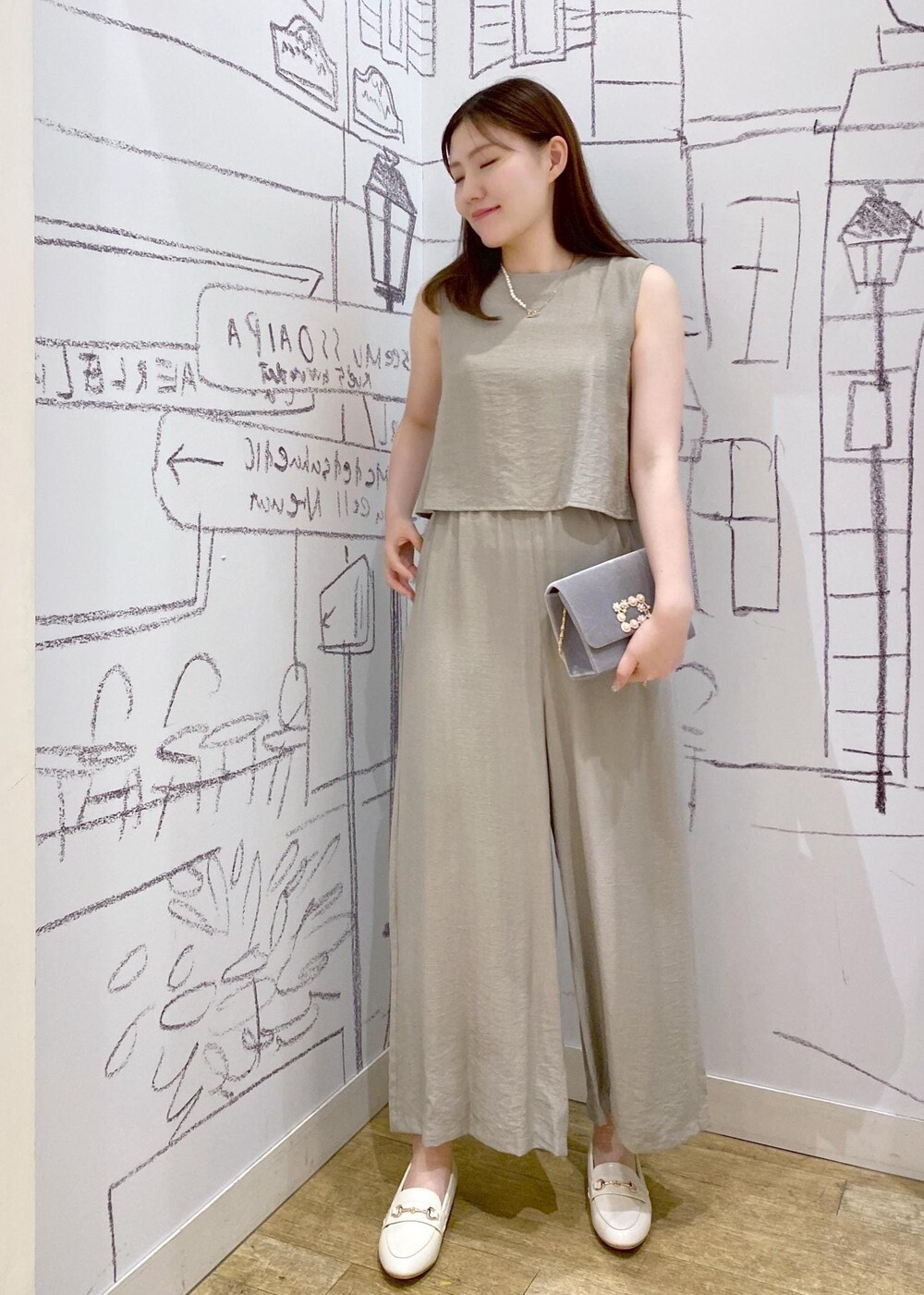 ベージュ系のつなぎ/オールインワン、ホワイト系のローファー、グレー系のショルダーバッグを着用したレディースの夏コーディネートの5枚目の写真