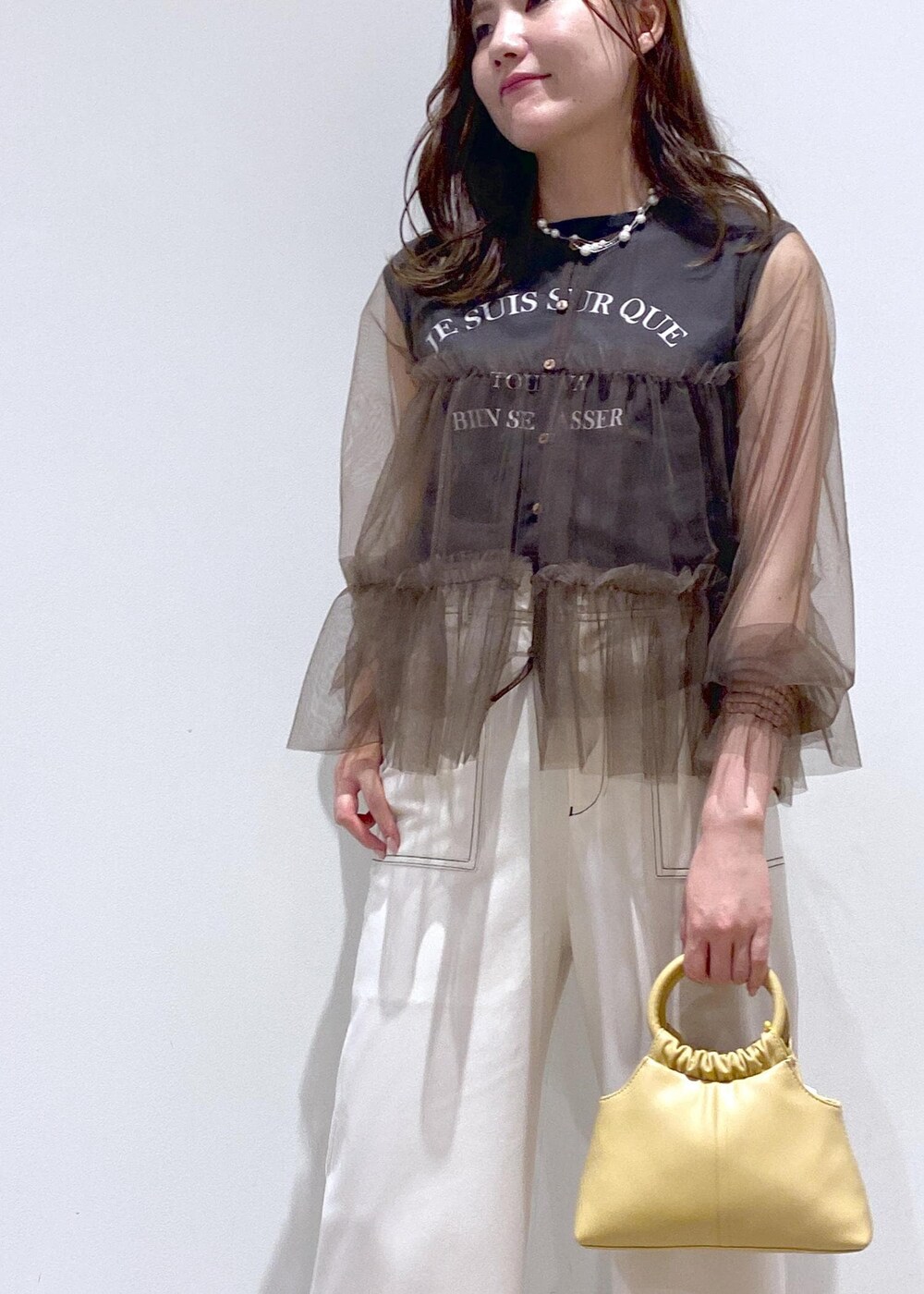 ブラウン系のカーディガン/ボレロ、グレー系のTシャツ/カットソー、ホワイト系のその他パンツを着用したレディースの夏コーディネートの9枚目の写真