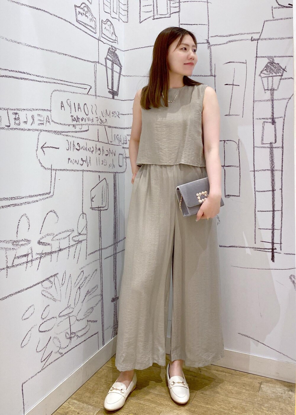 ベージュ系のつなぎ/オールインワン、ホワイト系のローファー、グレー系のショルダーバッグを着用したレディースの夏コーディネートの4枚目の写真