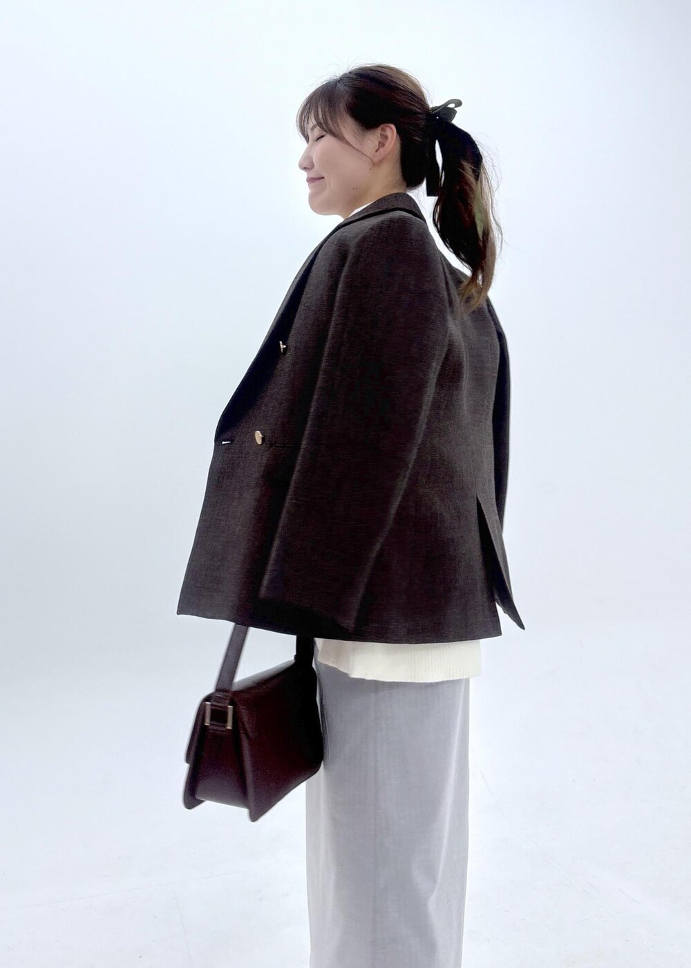 グレー系のワンピース、ホワイト系のシャツ/ブラウス、ホワイト系のニット/セーターを着用したレディースの夏コーディネートの7枚目の写真