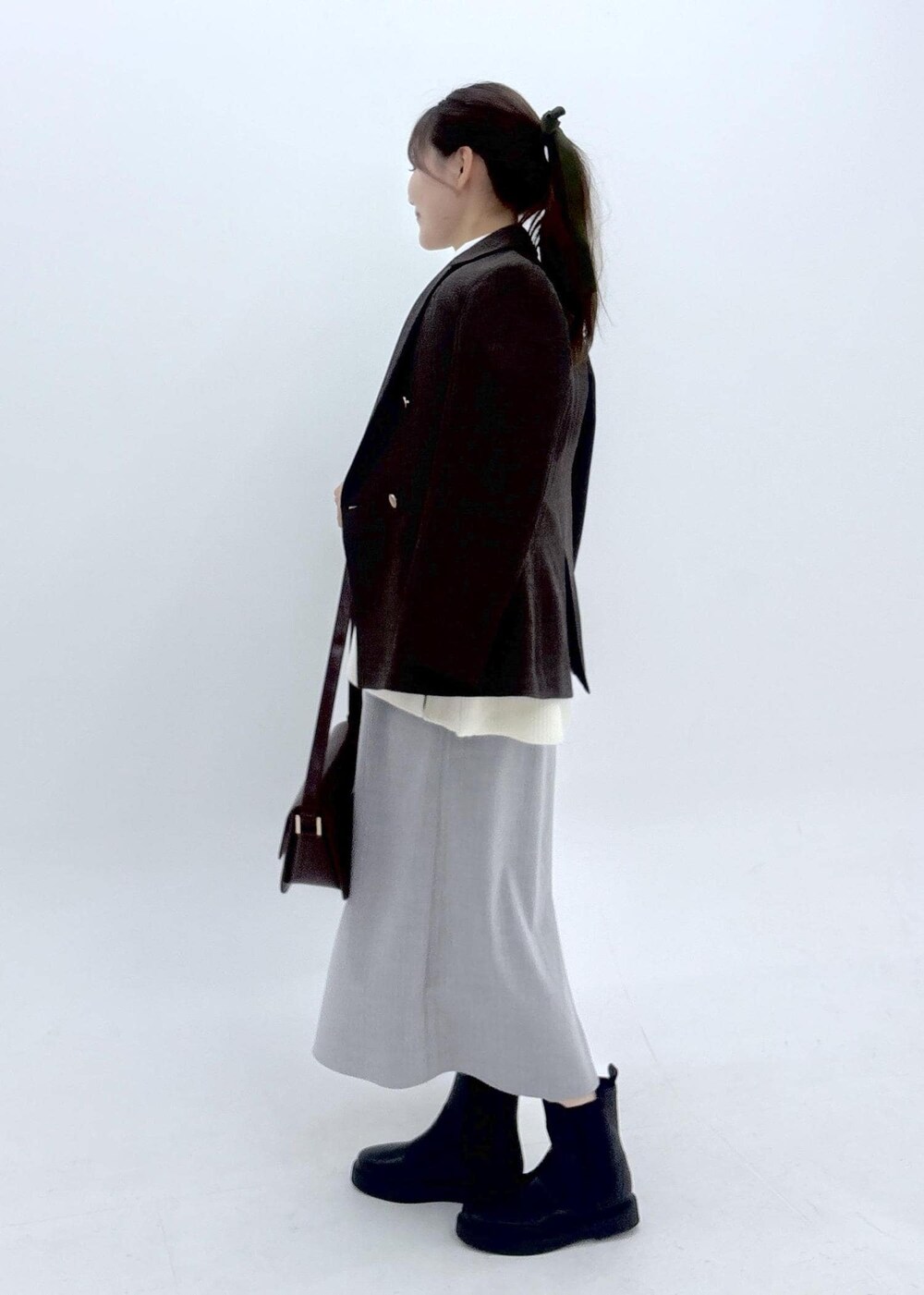 グレー系のワンピース、ホワイト系のシャツ/ブラウス、ホワイト系のニット/セーターを着用したレディースの夏コーディネートの3枚目の写真