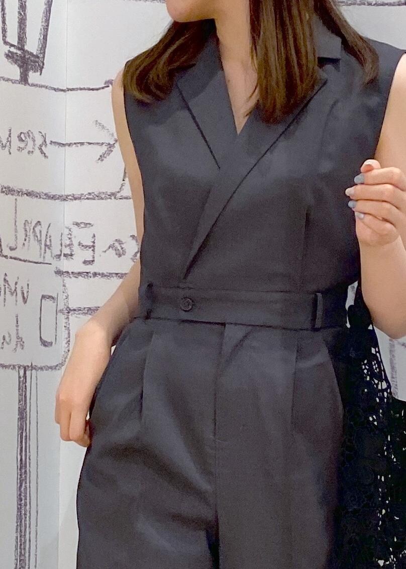 シルバー系のサンダル、ブラック系のトートバッグ、グレー系のつなぎ/オールインワンを着用したレディースの夏コーディネートの9枚目の写真