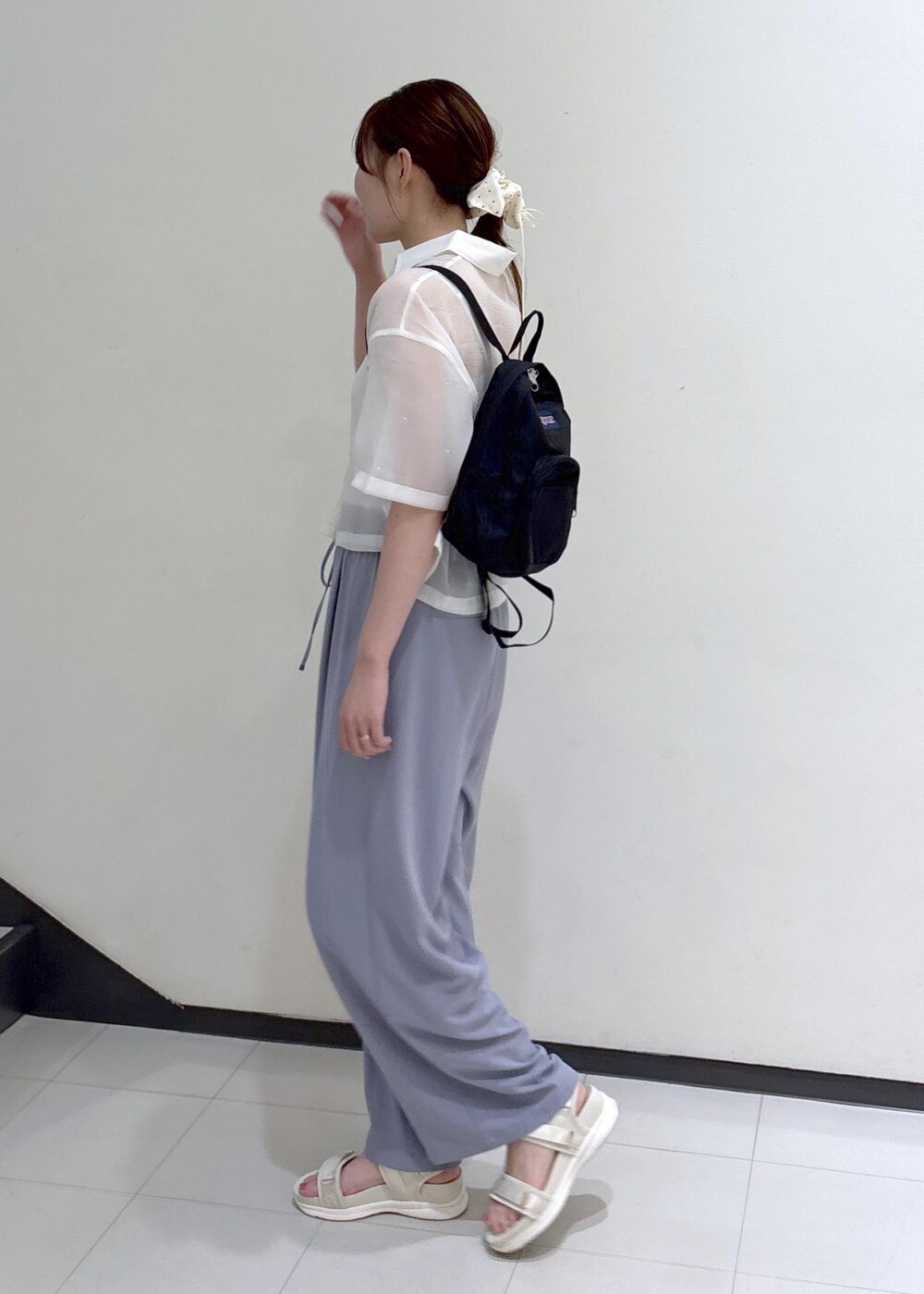 ホワイト系のサンダル、ブルー系のその他パンツ、ホワイト系のシャツ/ブラウスを着用したレディースの夏コーディネートの5枚目の写真
