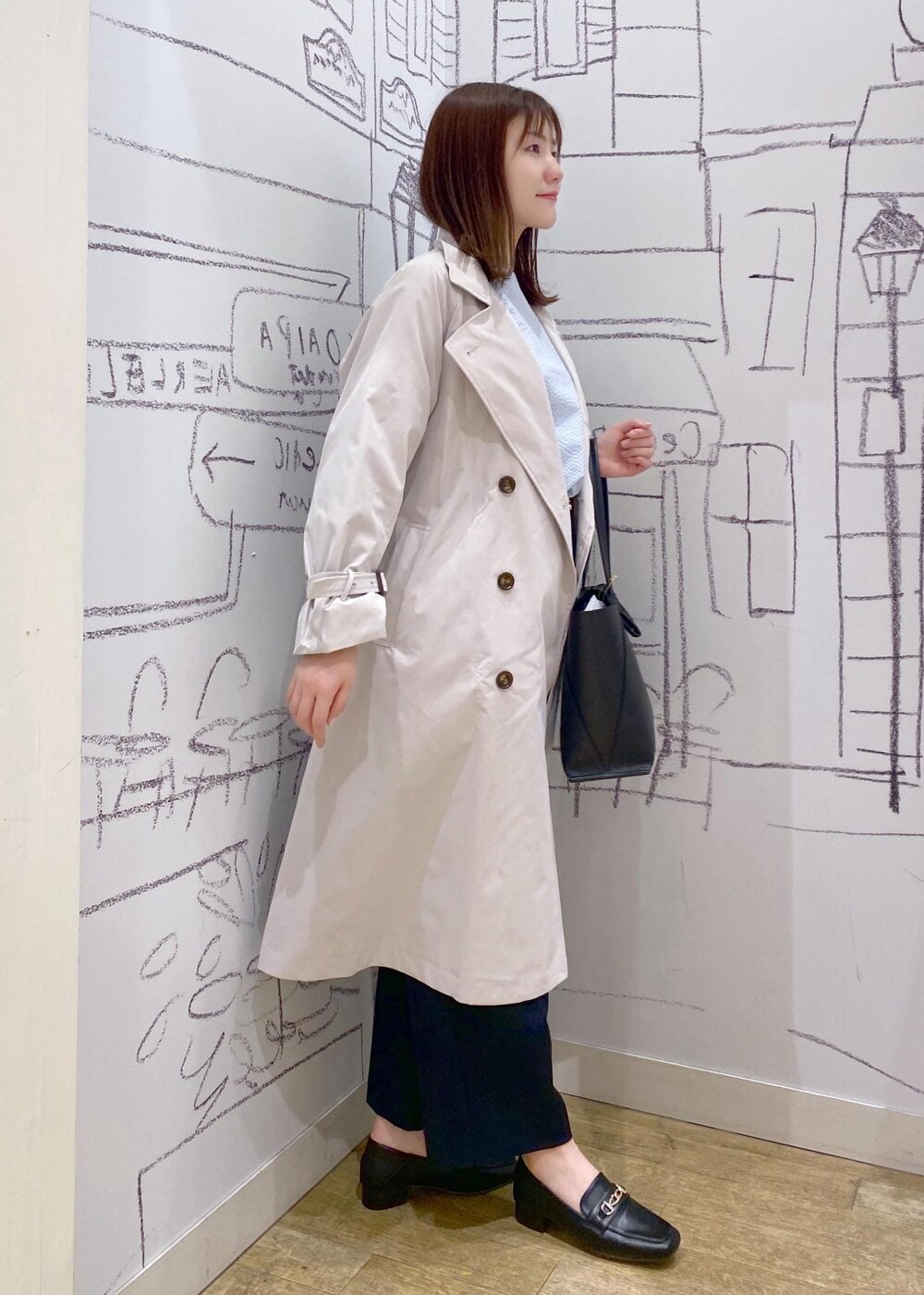 グレー系のトレンチコート、ブルー系のその他パンツ、ブルー系のシャツ/ブラウスを着用したレディースの冬コーディネートの4枚目の写真
