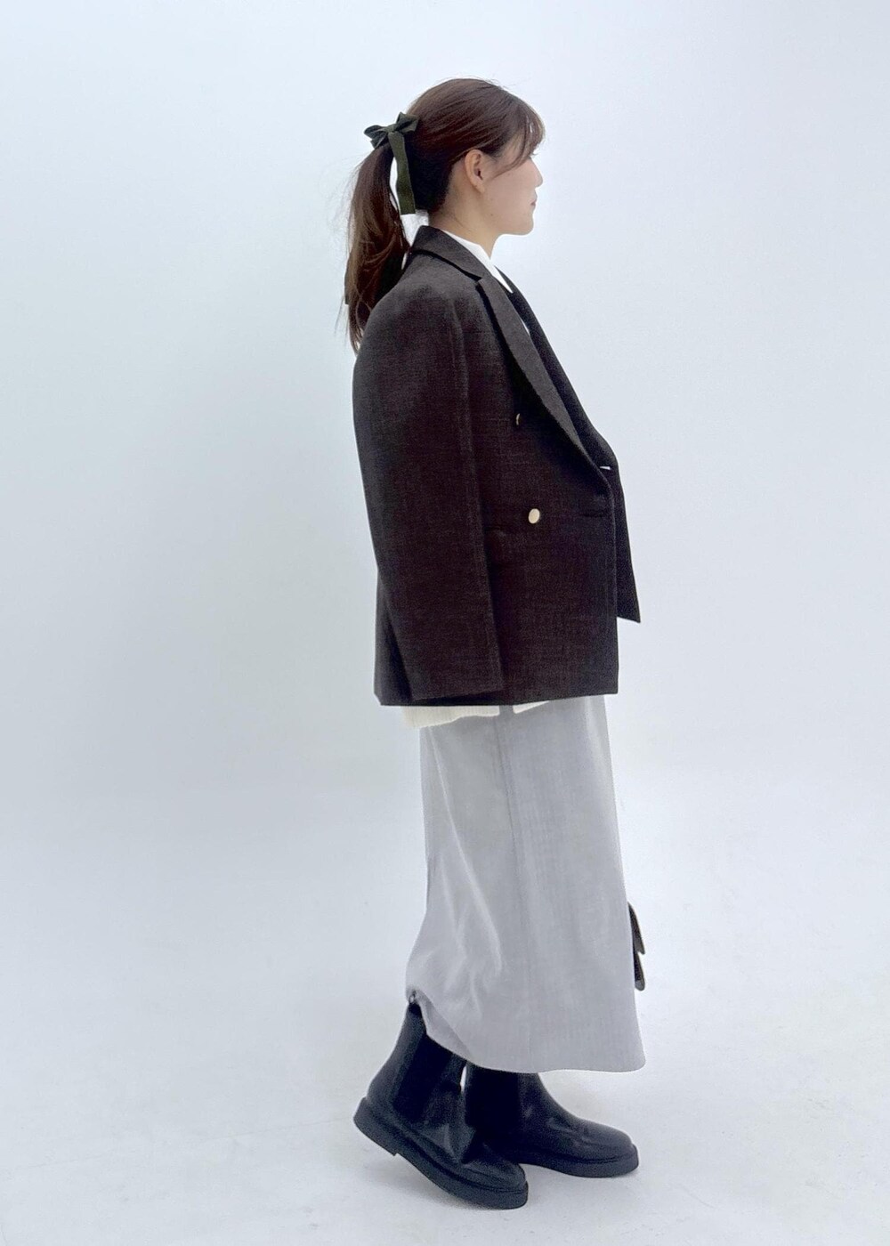 グレー系のワンピース、ホワイト系のシャツ/ブラウス、ホワイト系のニット/セーターを着用したレディースの夏コーディネートの6枚目の写真