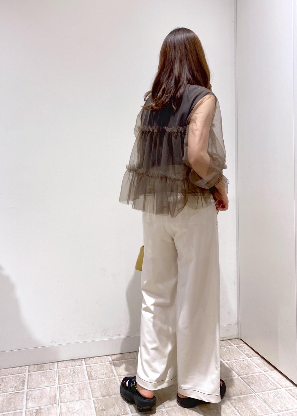 ブラウン系のカーディガン/ボレロ、グレー系のTシャツ/カットソー、ホワイト系のその他パンツを着用したレディースの夏コーディネートの6枚目の写真