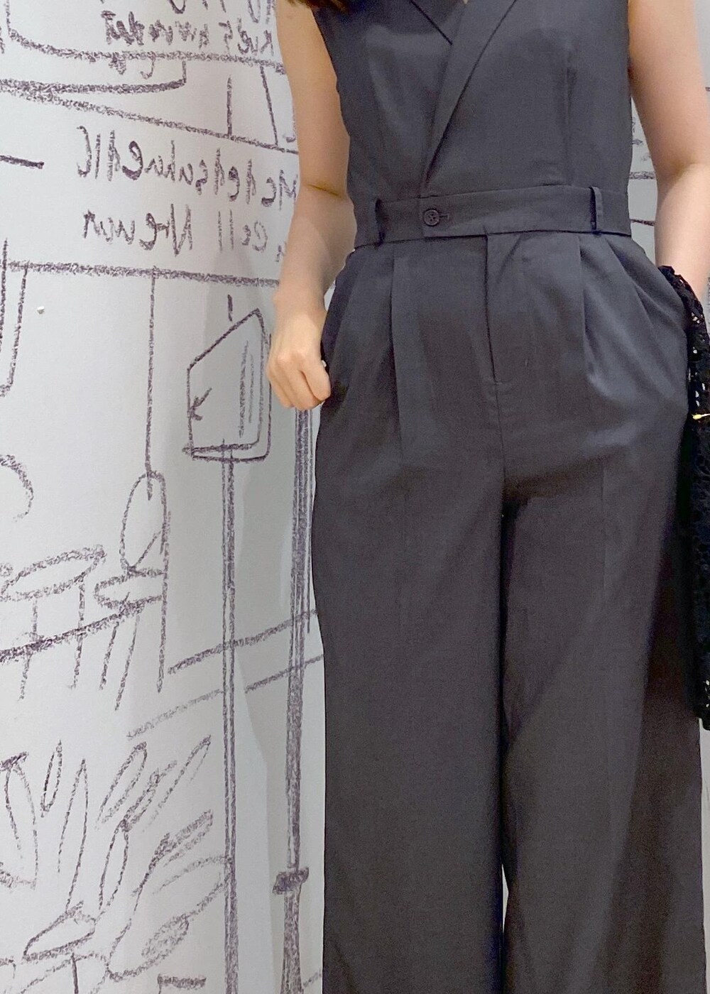 シルバー系のサンダル、ブラック系のトートバッグ、グレー系のつなぎ/オールインワンを着用したレディースの夏コーディネートの3枚目の写真