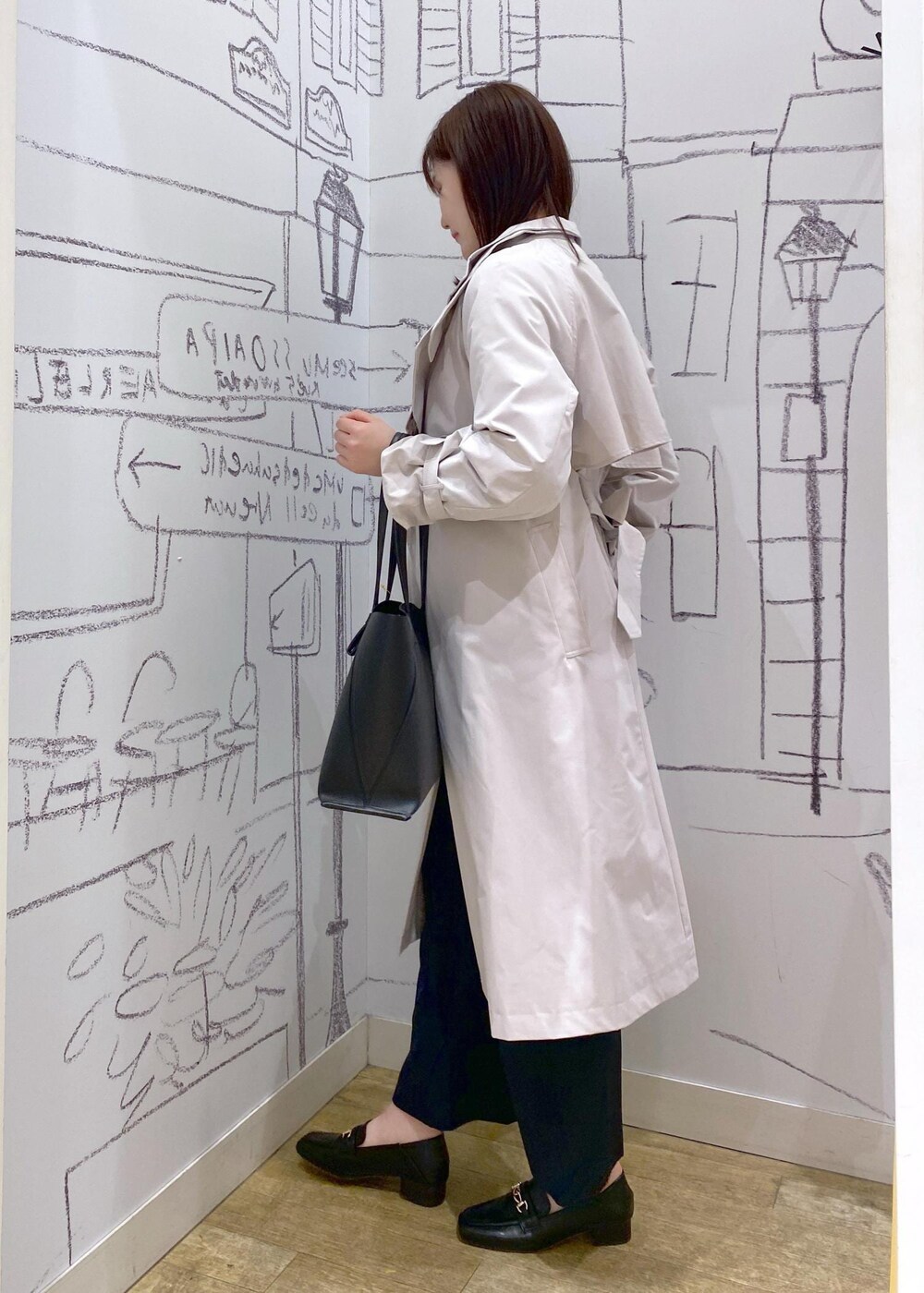 グレー系のトレンチコート、ブルー系のその他パンツ、ブルー系のシャツ/ブラウスを着用したレディースの冬コーディネートの2枚目の写真