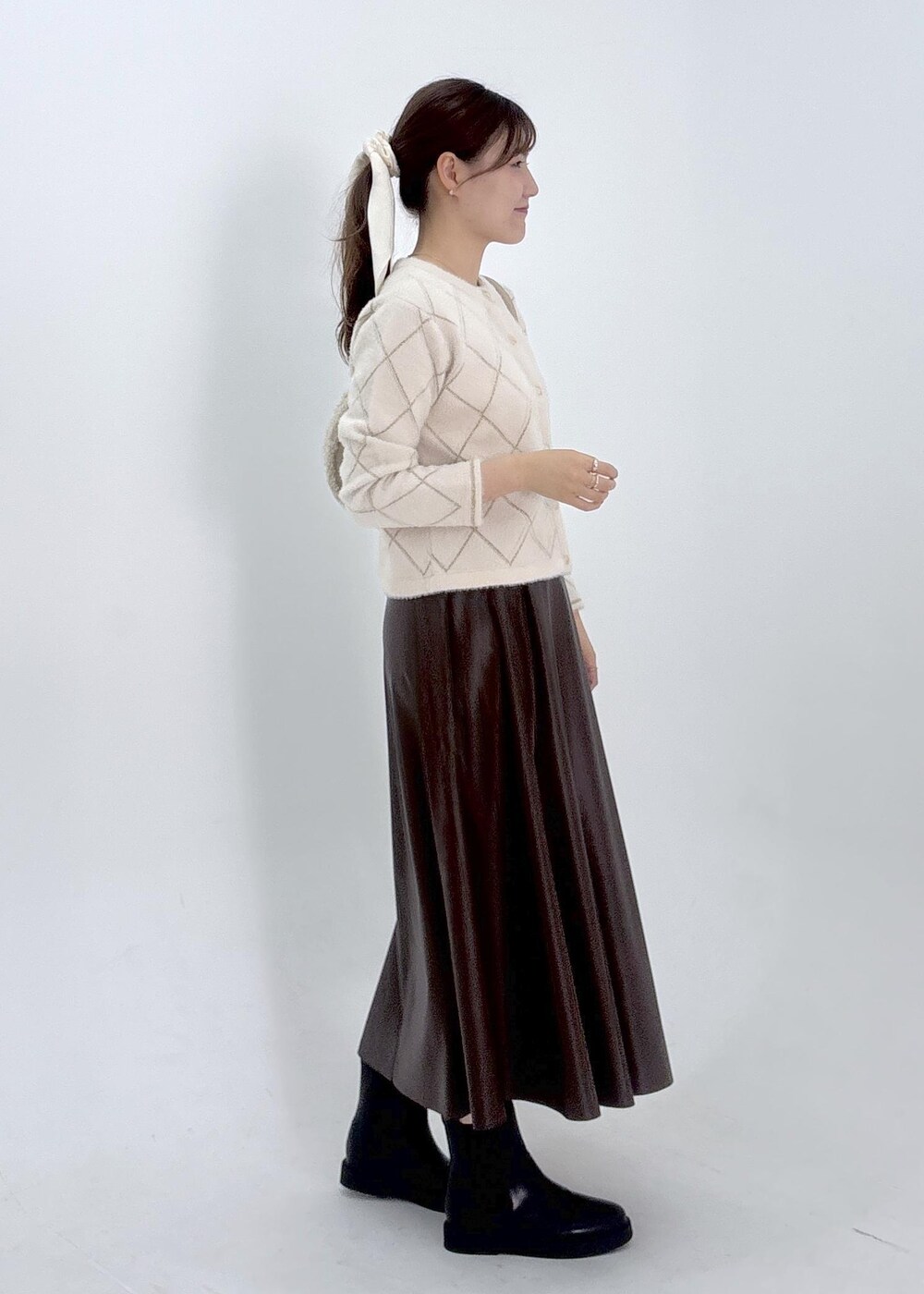 ブラウン系のスカート、ホワイト系のカーディガン/ボレロを着用したレディースの夏コーディネートの5枚目の写真