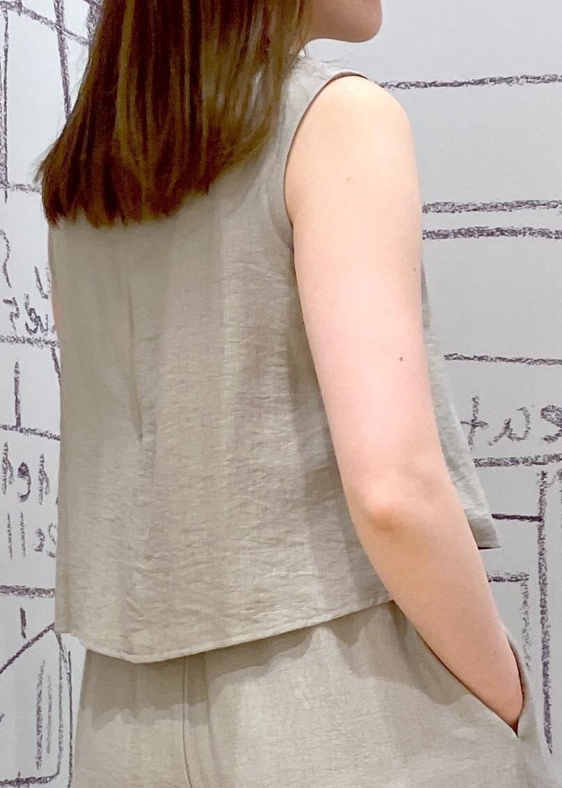 ベージュ系のつなぎ/オールインワン、ホワイト系のローファー、グレー系のショルダーバッグを着用したレディースの夏コーディネートの8枚目の写真