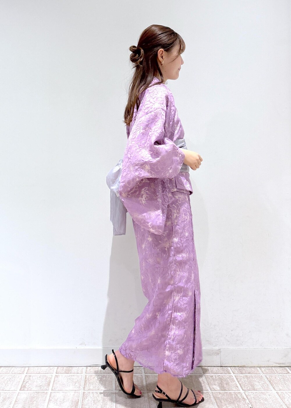 ブラック系のサンダル、ブラウン系のトートバッグ、パープル系の浴衣を着用したレディースの夏コーディネートの3枚目の写真