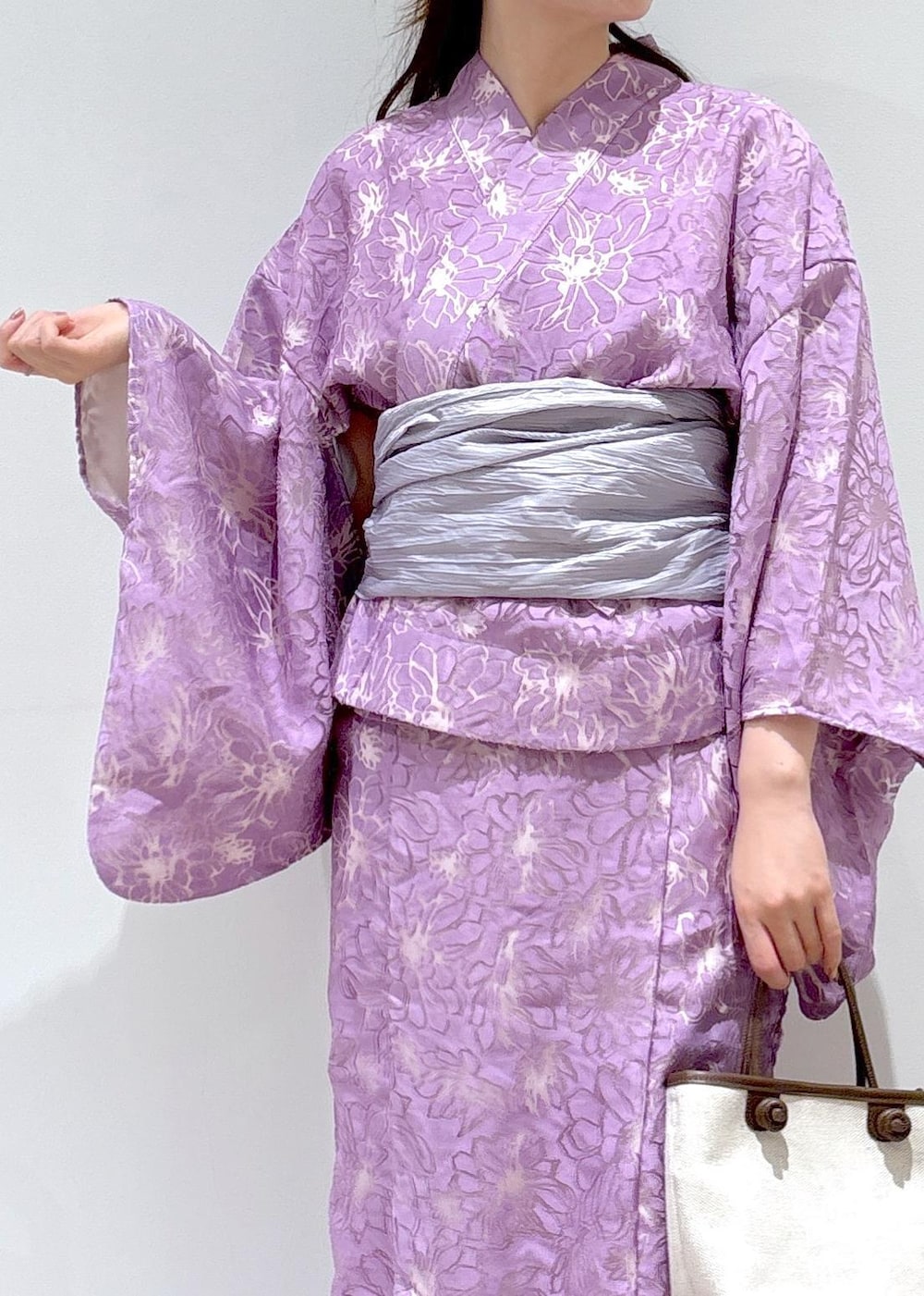 ブラック系のサンダル、ブラウン系のトートバッグ、パープル系の浴衣を着用したレディースの夏コーディネートの5枚目の写真