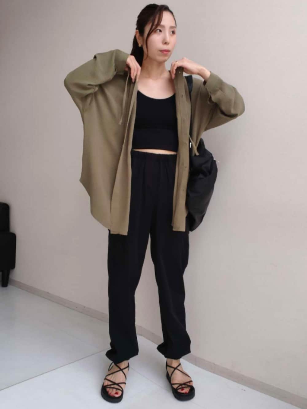 ブラック系のシャツ/ブラウス、ブラック系のシャツ/ブラウス、ブラック系のカーゴパンツを着用したレディースの夏コーディネートの2枚目の写真