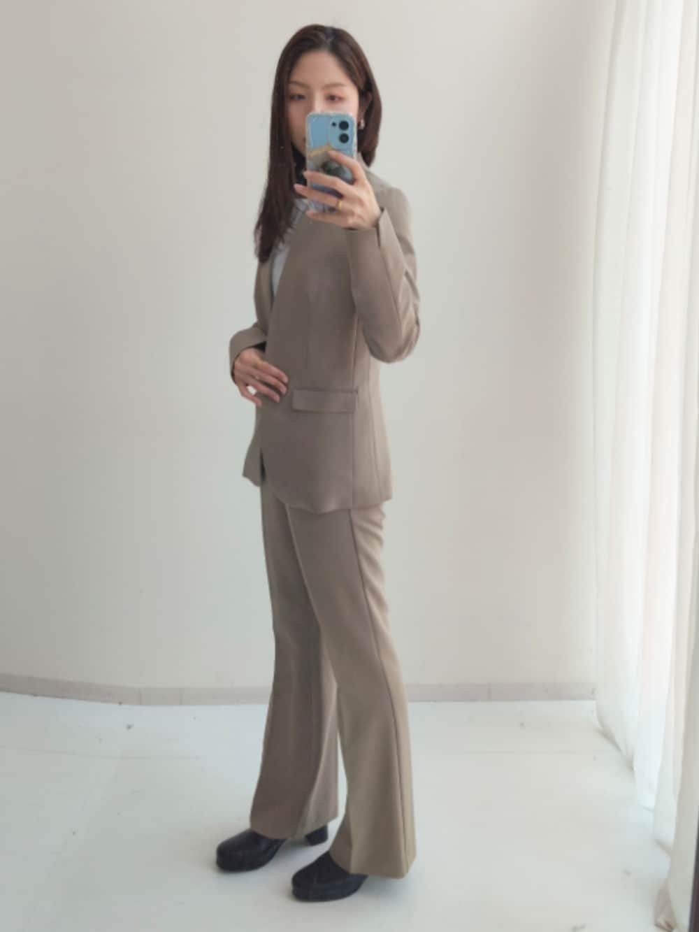 ベージュ系のパンツ、ブラウン系のその他パンツ、ベージュ系のその他パンツを着用したレディースの秋コーディネートの3枚目の写真