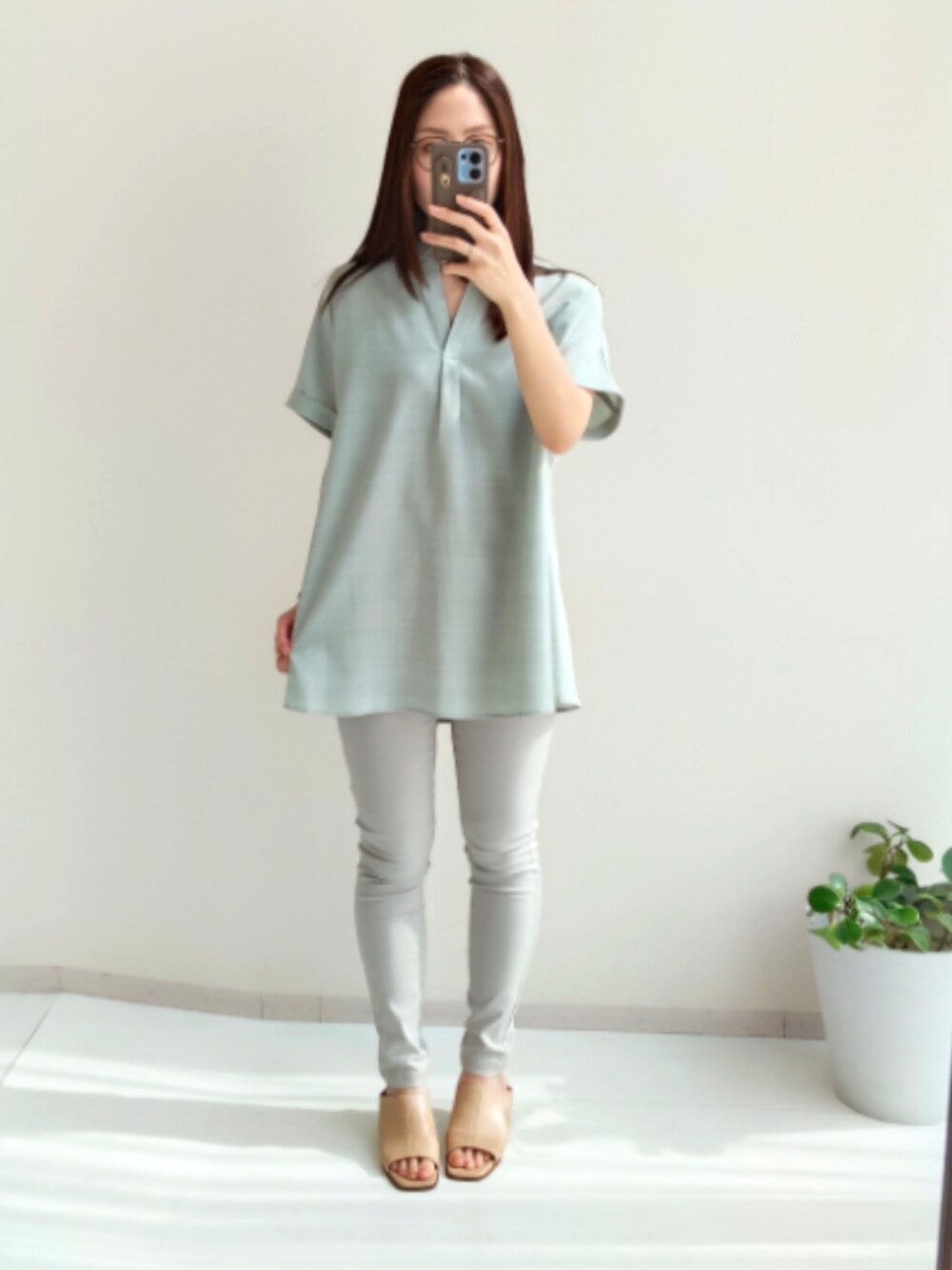 グリーン系のシャツ/ブラウス、グリーン系のシャツ/ブラウス、グレー系のパンツを着用したレディースの夏コーディネートの2枚目の写真