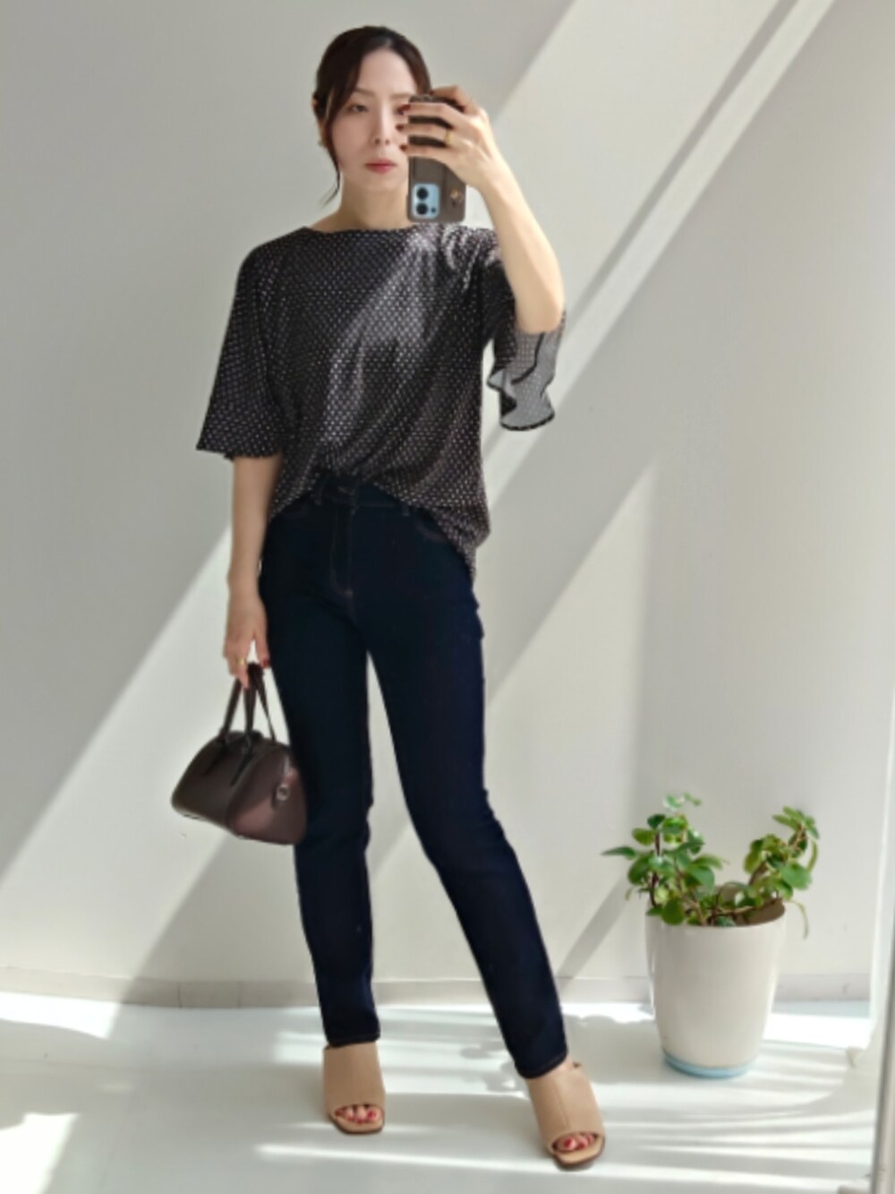 ブルー系のデニムパンツ、ブルー系のデニムパンツ、ブラック系のTシャツ/カットソーを着用したレディースの夏コーディネートの2枚目の写真