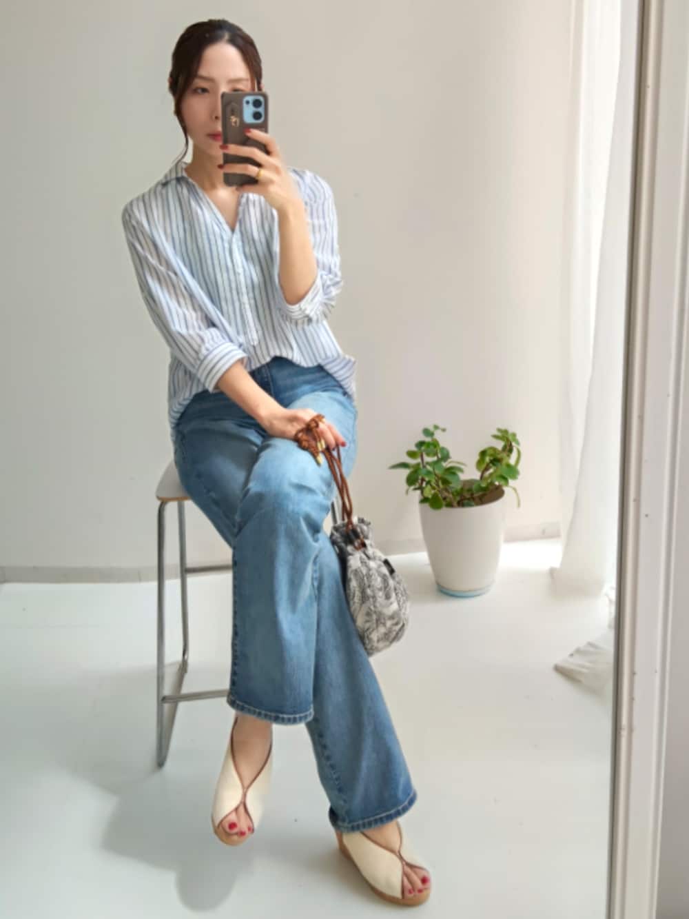 ホワイト系のシャツ/ブラウス、ホワイト系のシャツ/ブラウスを着用したレディースの夏コーディネートの2枚目の写真