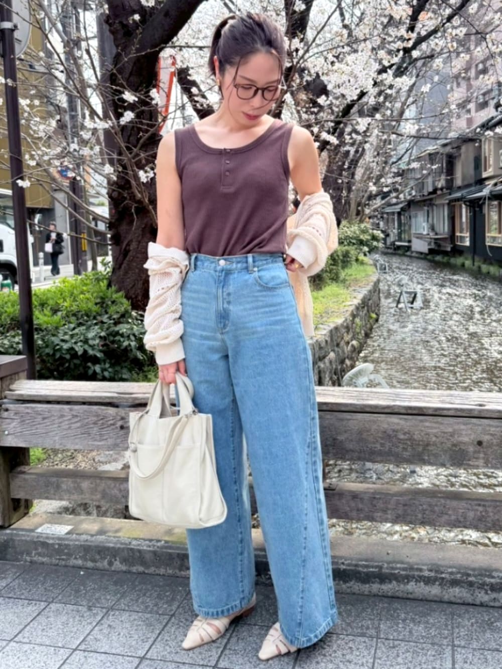 ブルー系のその他パンツ、ブラウン系のTシャツ/カットソー、ホワイト系のカーディガン/ボレロを着用したレディースの春コーディネートの2枚目の写真