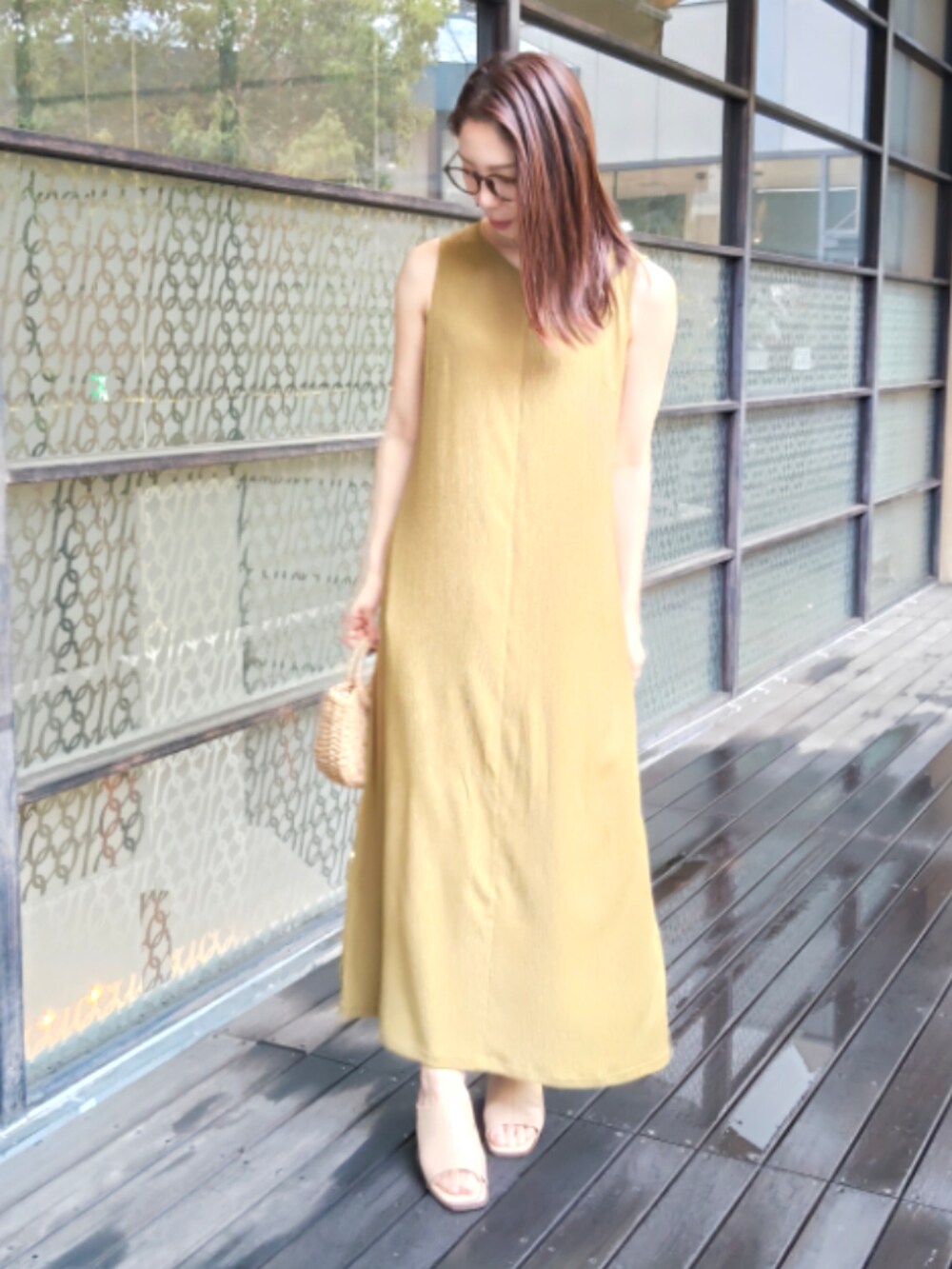 グリーン系のワンピース、グリーン系のワンピースを着用したレディースの夏コーディネートの2枚目の写真