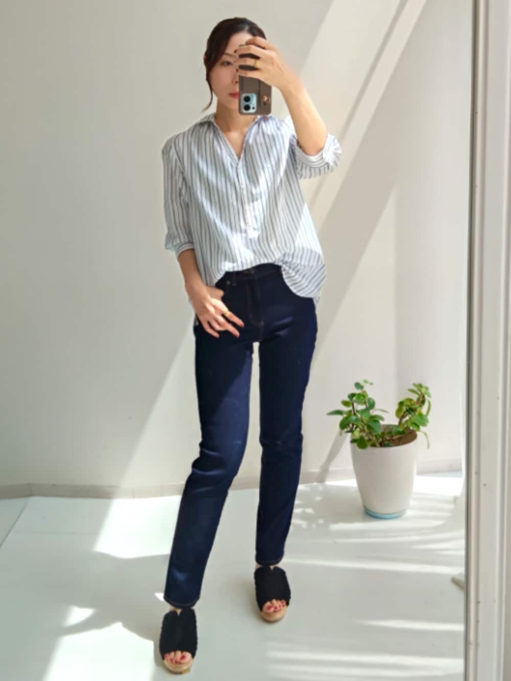 ブルー系のデニムパンツ、ブルー系のデニムパンツ、ホワイト系のシャツ/ブラウスを着用したレディースの夏コーディネートの2枚目の写真