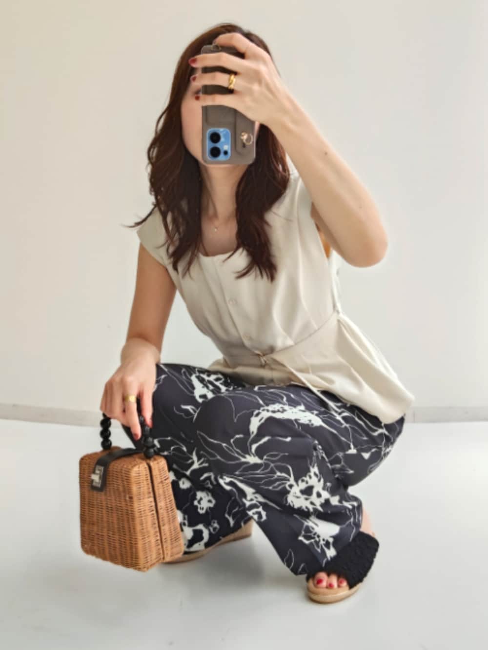 ブラック系のパンツ、ブラック系のサンダル、ホワイト系のシャツ/ブラウスを着用したレディースの夏コーディネートの2枚目の写真