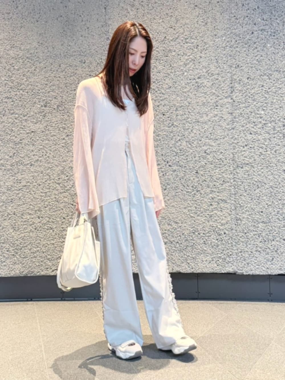 ホワイト系のその他パンツ、ホワイト系のその他パンツを着用したレディースの秋コーディネートの2枚目の写真