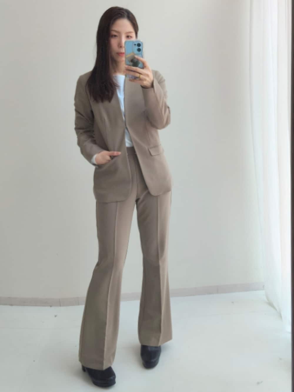 ベージュ系のパンツ、ブラウン系のその他パンツ、ベージュ系のその他パンツを着用したレディースの秋コーディネートの2枚目の写真