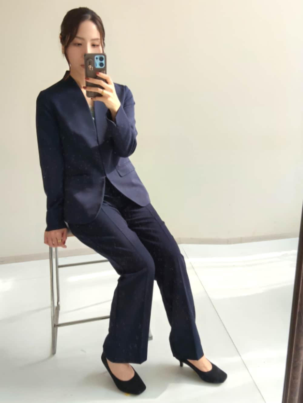 ブルー系のノーカラージャケット、ブルー系のノーカラージャケット、ブルー系のパンツを着用したレディースの夏コーディネートの2枚目の写真
