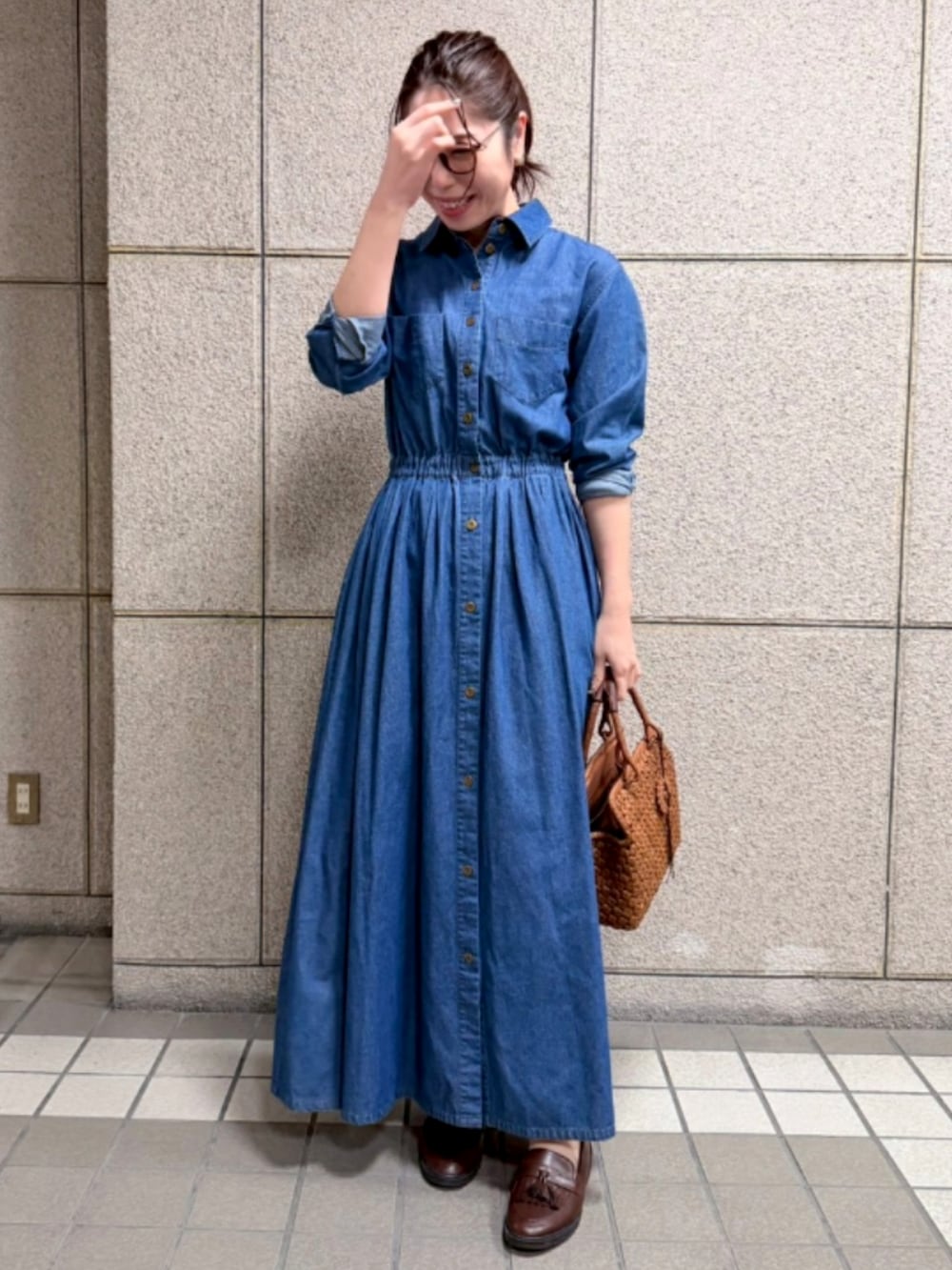 ブルー系のワンピースを着用したレディースの春コーディネートの2枚目の写真
