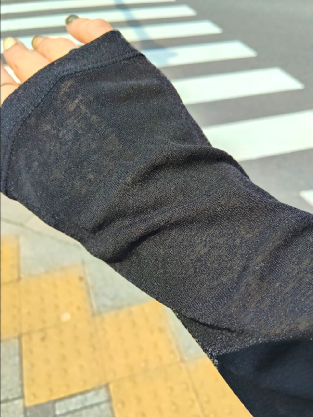 ブラック系のTシャツ/カットソー、グレー系のその他パンツ、グレー系のパンツを着用したレディースの春コーディネートの2枚目の写真