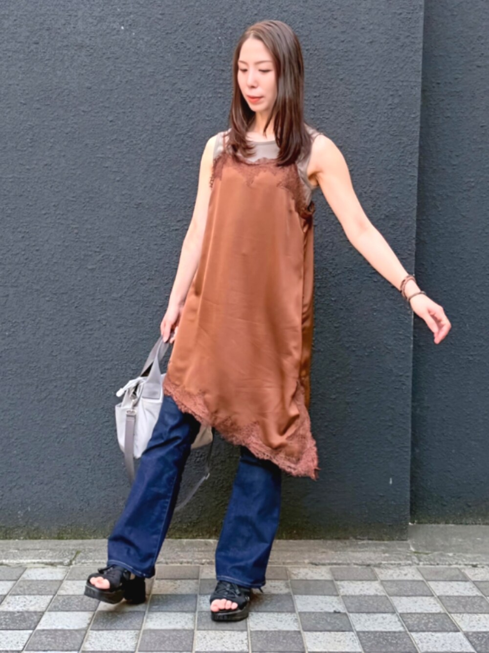 ブラウン系のチュニック、ブラック系のキャミソール、グリーン系のTシャツ/カットソーを着用したレディースの夏コーディネートの2枚目の写真