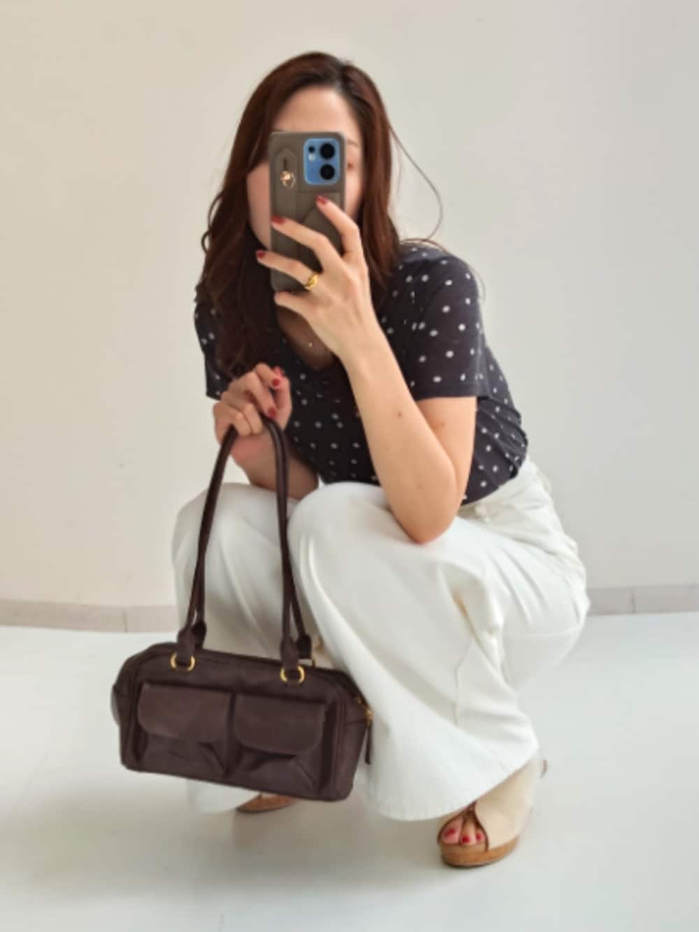 ベージュ系のサンダル、ホワイト系のデニムパンツ、グレー系のTシャツ/カットソーを着用したレディースの夏コーディネートの2枚目の写真