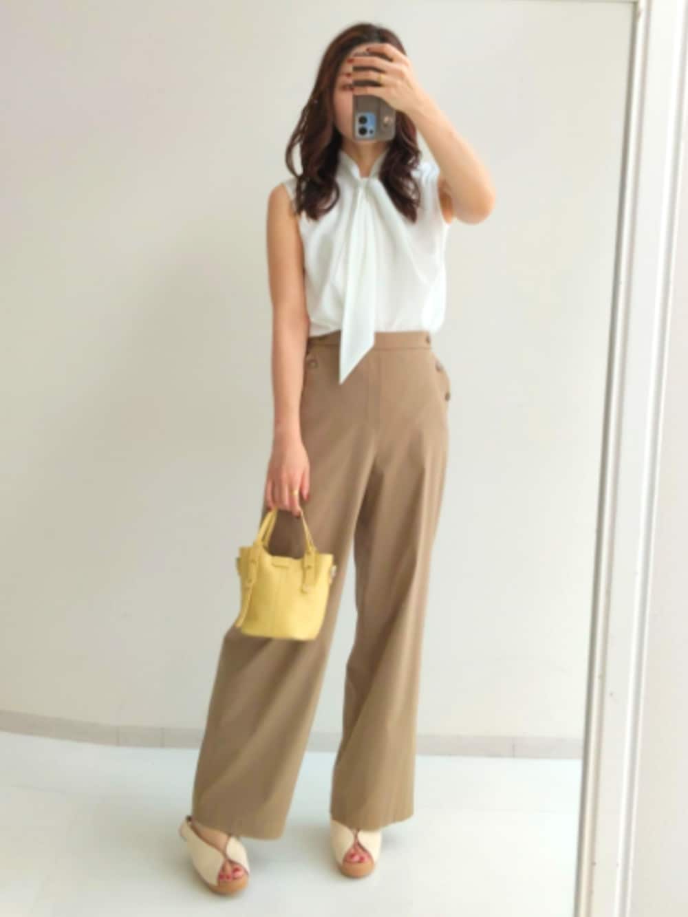 ベージュ系のサンダル、ベージュ系のその他パンツ、ベージュ系のその他パンツを着用したレディースの夏コーディネートの2枚目の写真