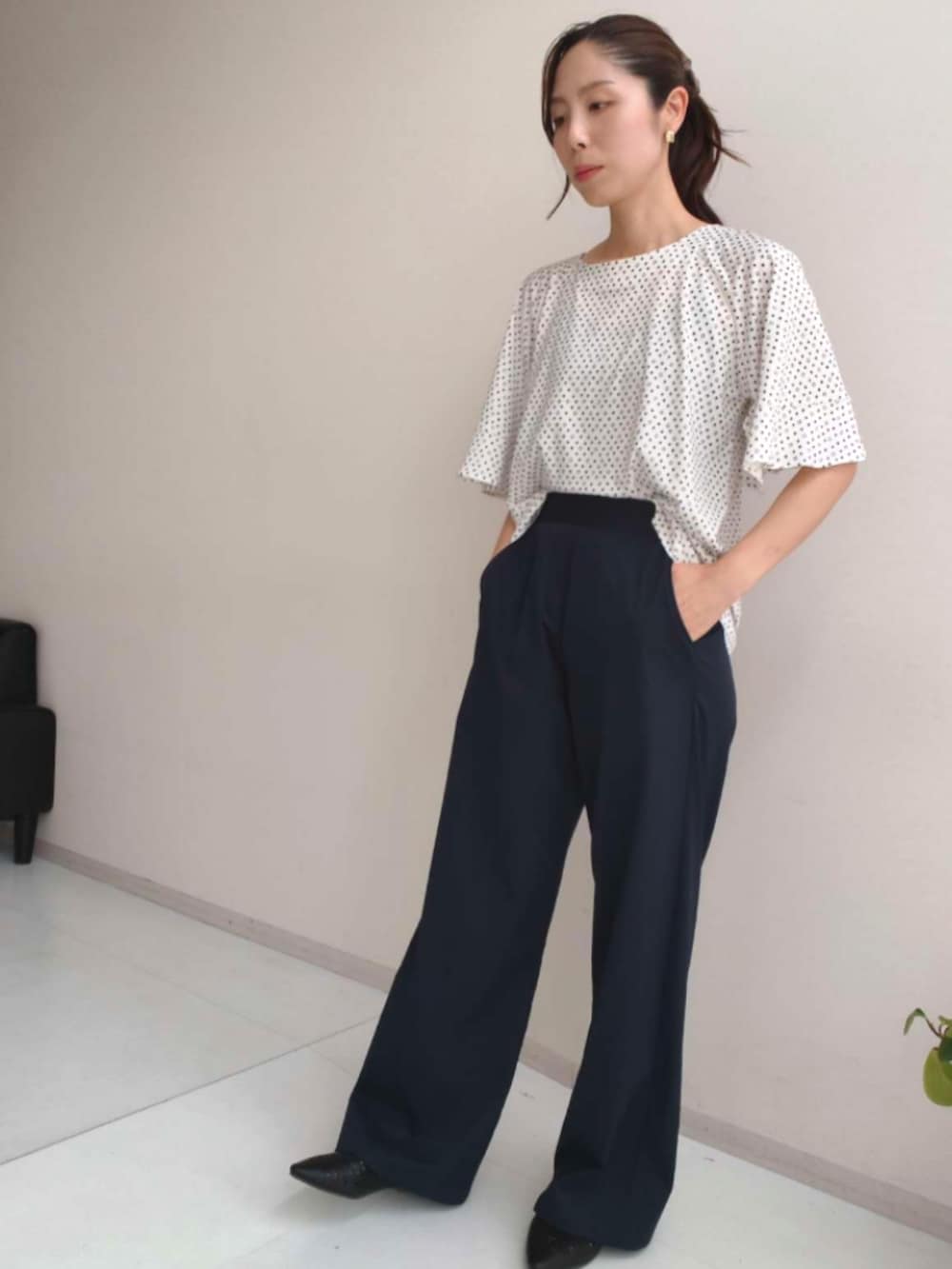 ブラック系のチノパンツ、ブルー系のチノパンツ、ブラック系のTシャツ/カットソーを着用したレディースの夏コーディネートの2枚目の写真