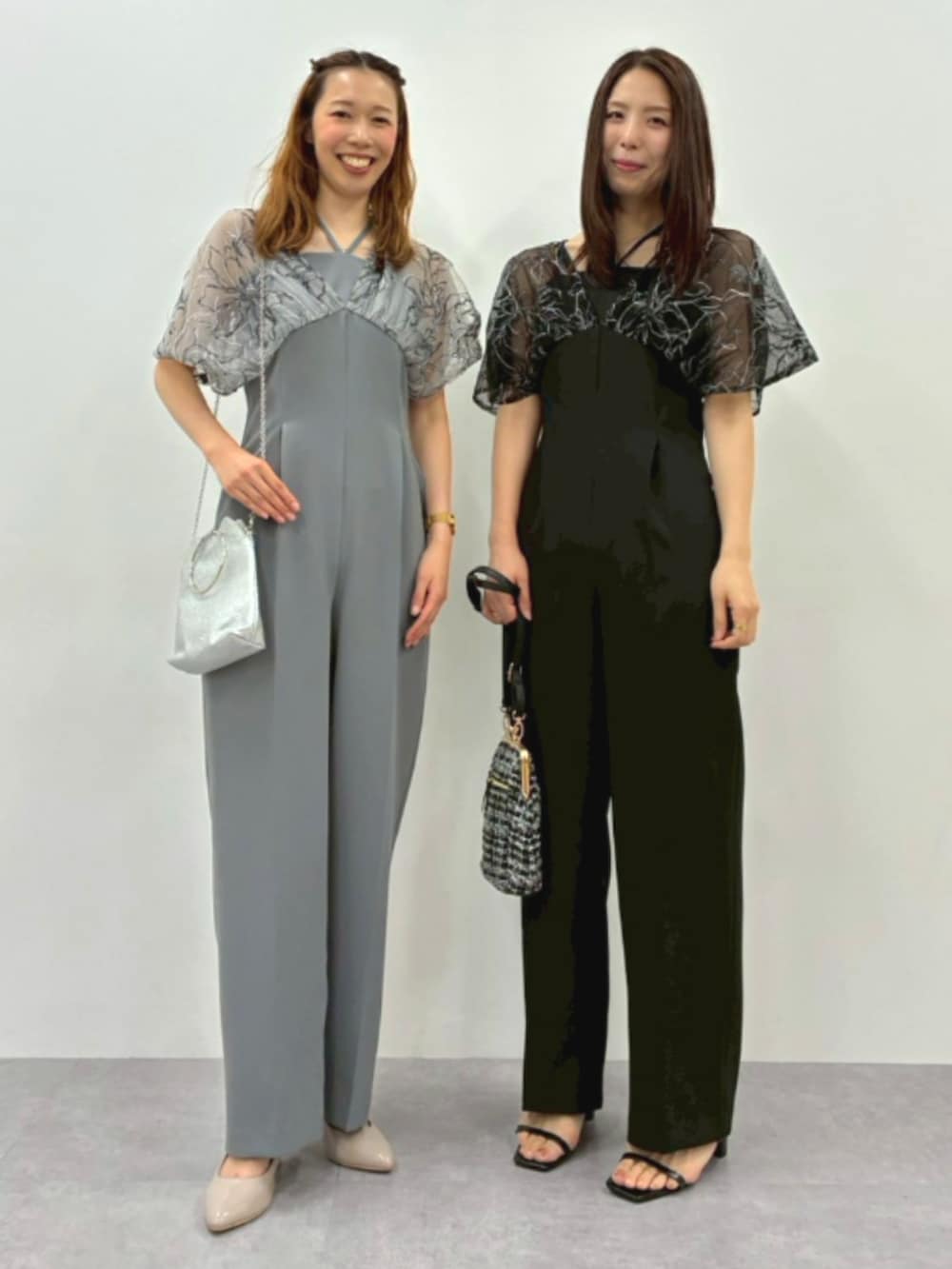 ブラック系のフォーマルスーツ/小物、ブラック系のショルダーバッグを着用したレディースの夏コーディネートの2枚目の写真