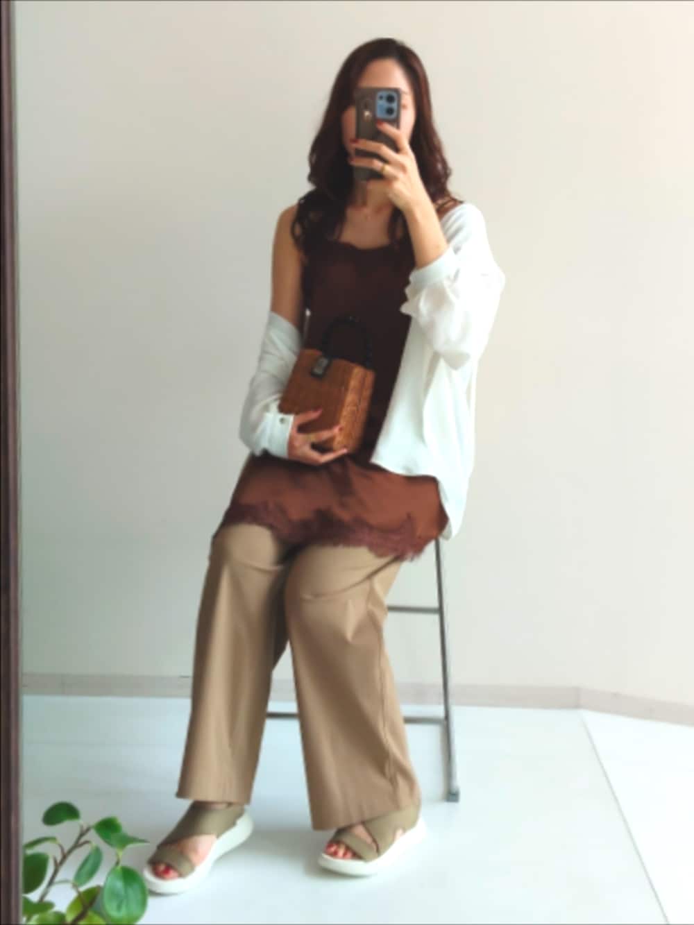 グレー系のサンダル、ベージュ系のその他パンツ、ベージュ系のその他パンツを着用したレディースの夏コーディネートの2枚目の写真