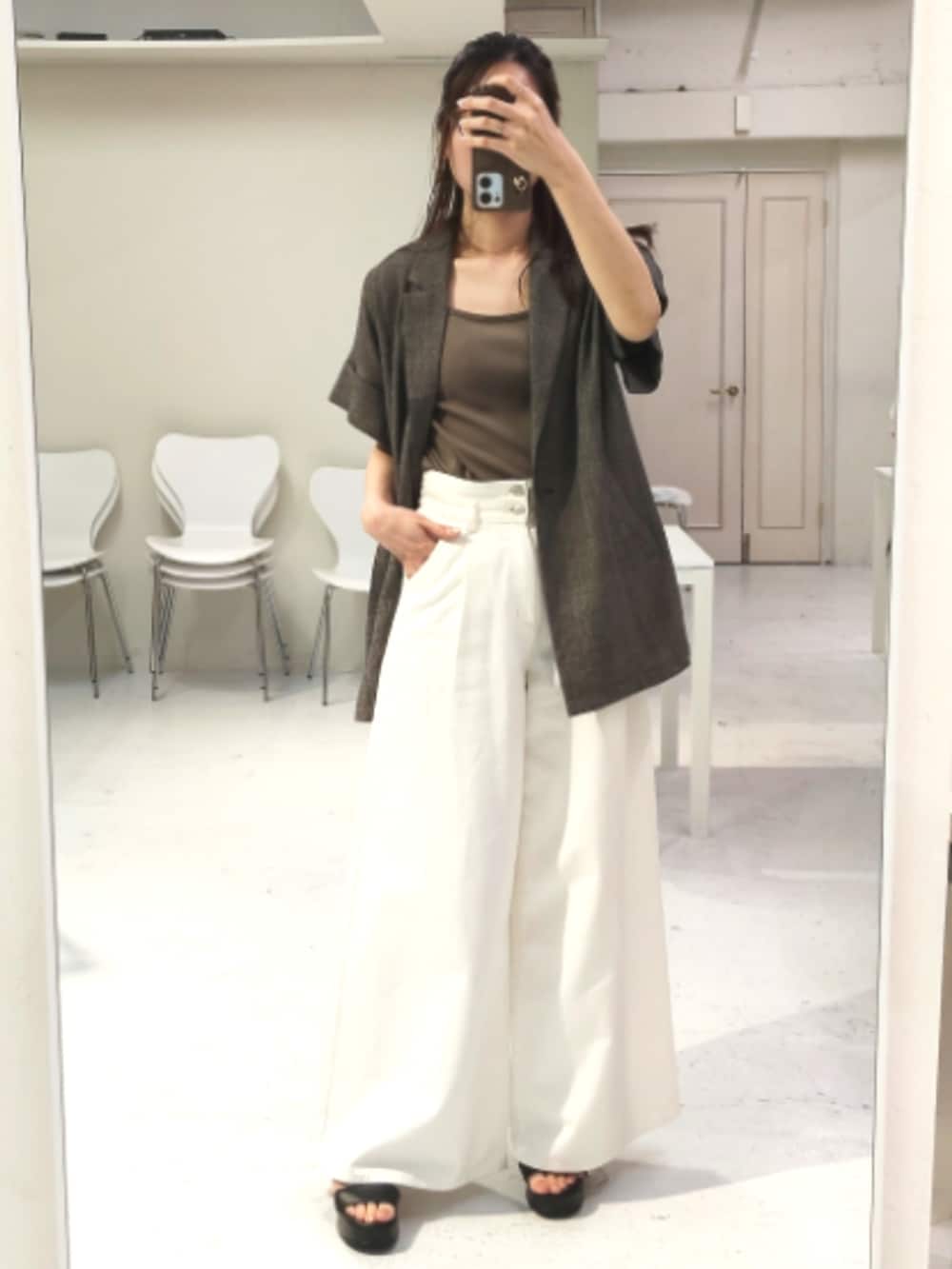 ホワイト系のデニムパンツ、グリーン系のTシャツ/カットソーを着用したレディースの春コーディネートの2枚目の写真