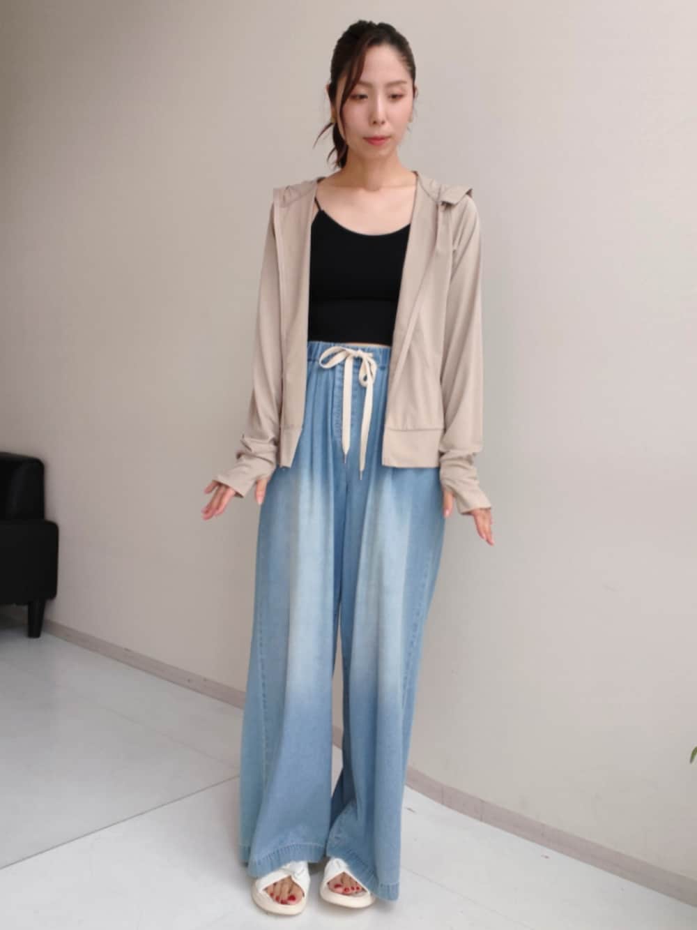 ブルー系のデニムパンツ、ブルー系のパンツ、ベージュ系のパーカーを着用したレディースの夏コーディネートの2枚目の写真