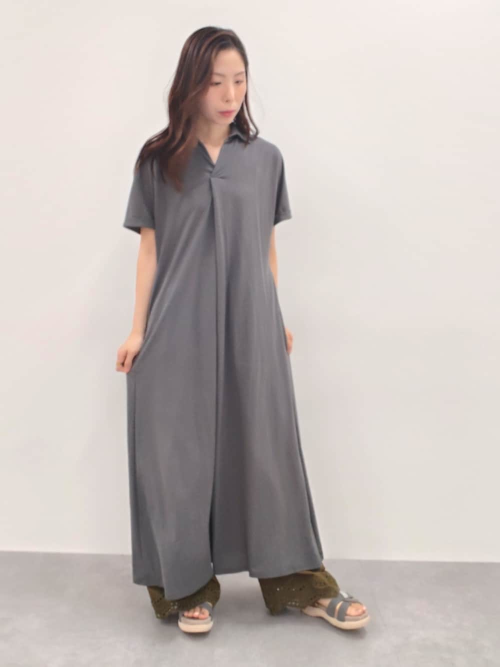 グリーン系のその他パンツ、グリーン系のその他パンツ、グレー系のサンダルを着用したレディースの夏コーディネートの2枚目の写真