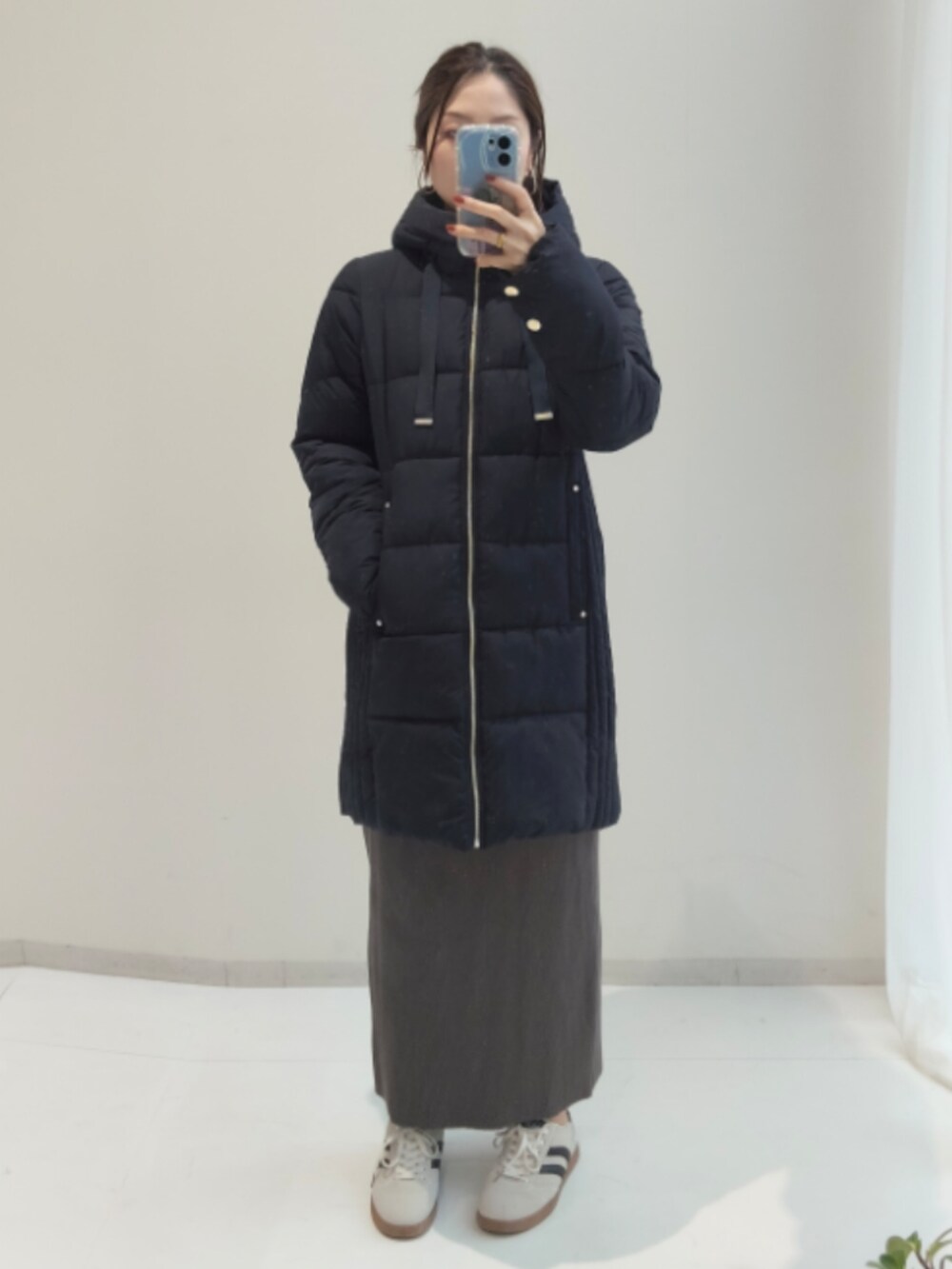 ブラック系のジャケット/アウター、グレー系のスカート、グレー系のスカートを着用したレディースの秋コーディネートの2枚目の写真