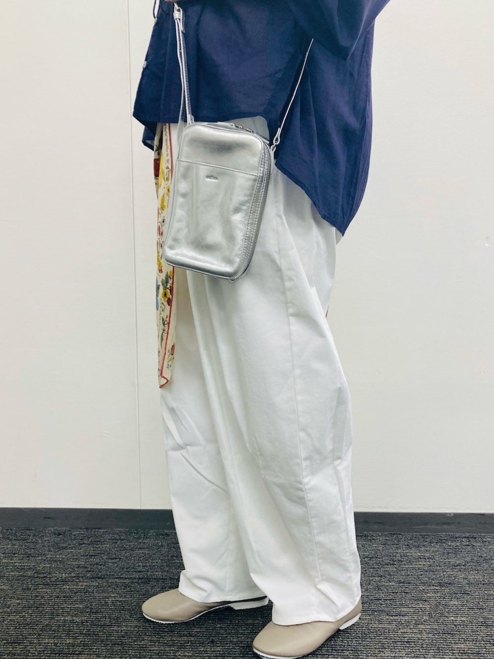 ベージュ系のドレスシューズ、ブラック系のショルダーバッグ、ブルー系のシャツ/ブラウスを着用したレディースの春コーディネートの5枚目の写真